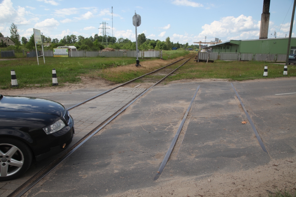 Gan loģiskas, gan neloģiskas dzelzceļa pārbrauktuves ir 3,343 kilometrus garajā Brīvības ielā Gulbenē. Paredzams, ka lielāka loģika tiks ieviesta, rekonstruējot šīs ielas posmu, kurā iekļautas arī pārbrauktuves. 
Autors: Gatis Bogdanovs