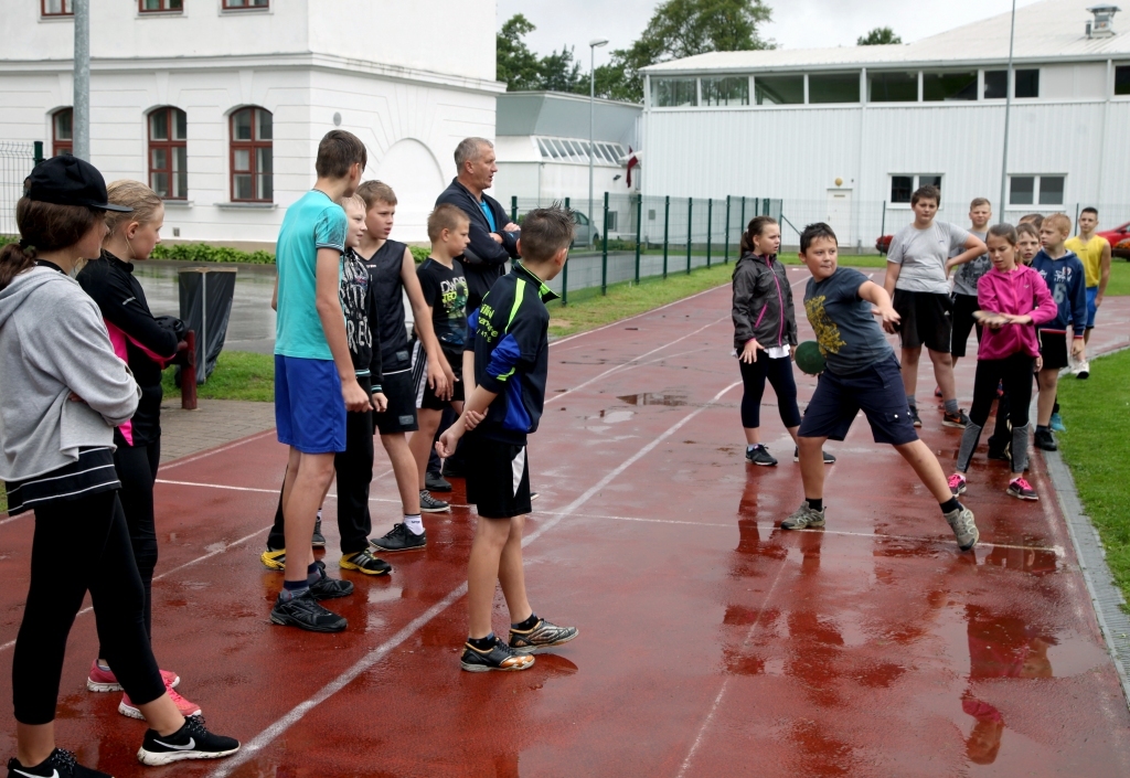 Vieglatlētika ir aizraujoša! To Gulbenes novada bērni šonedēļ uzzina sporta nometnē. Nodarbības pie trenera Arņa Cāna patīk visiem. 
Autors: Gatis Bogdanovs
