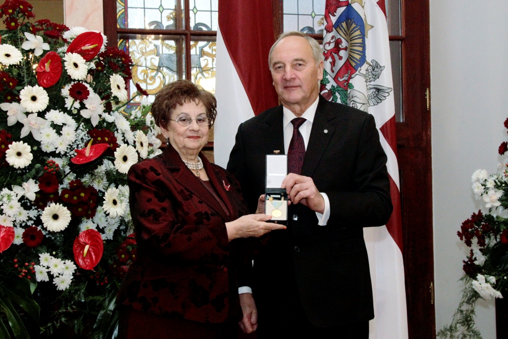 Dainuvītei Putniņai Triju Zvaigžņu ordeņa 1.pakāpes goda zīmi 2013.gadā pasniedza toreizējais Latvijas Valsts prezidents Andris Bērziņš. 	
Autors:  no “Dzirksteles” arhīva