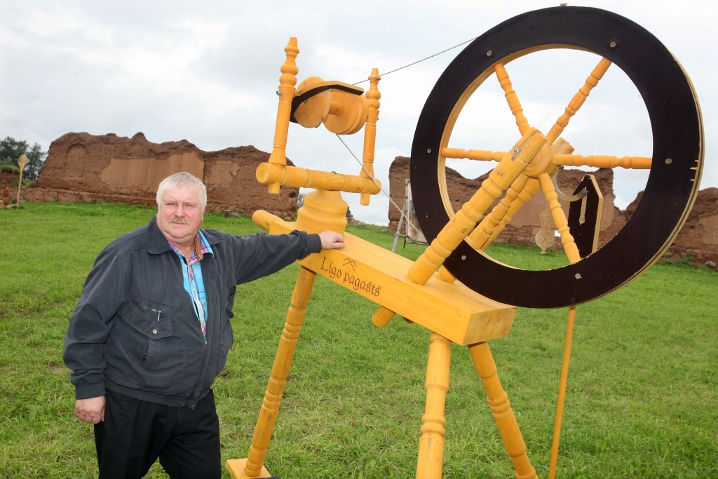 Daukstēnietis Dainis Krasovskis pat iedomāties nevarēja, ka kādreiz nāksies gatavot tik lielu vērpjamo ratiņu, pie tam vēl tik nozīmīgam pasākumam kā novada svētki. Viņš pie tā cītīgi strādājis divus mēnešus. “Domāju, ka izdevās labi, bet tas jāvērtē citiem,” saka meistars. 
Autors: Gatis Bogdanovs 