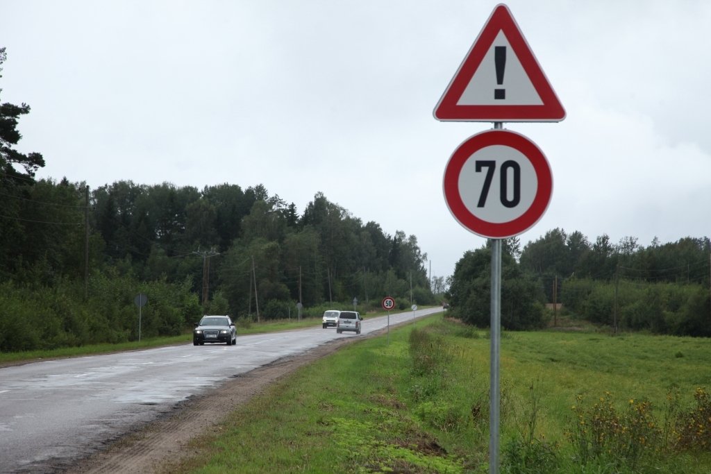 Uz valsts reģionālās nozīmes brauktuves Gulbene- Madona- Pļaviņas pirms Kapu kalna ir izvietotas brīdinājuma un braukšanas ātrumu ierobežojošas zīmes, jo dažviet ceļa segumā radušies pamatīgi iesēdumi. 
Autors: Gatis Bogdanovs