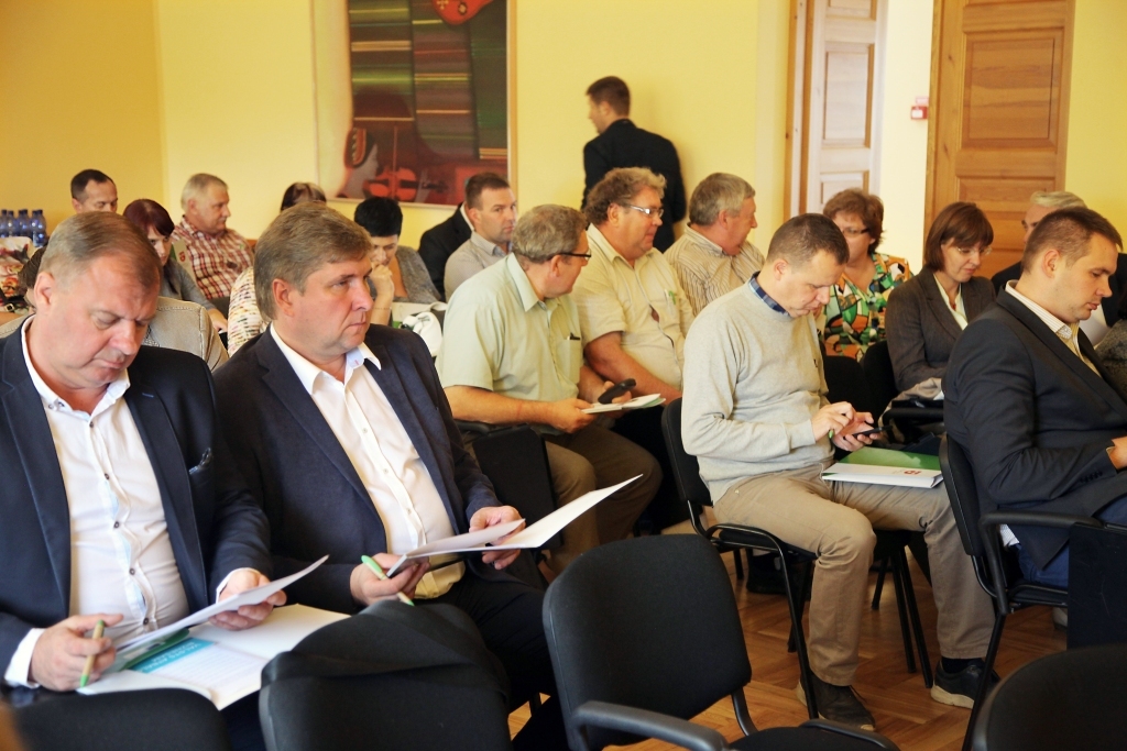 Trešdien Gulbenes novada domē uz tikšanos ar pašvaldības darbiniekiem bija ieradies krietns skaits uzņēmēju.   
Autors: Gatis Bogdanovs