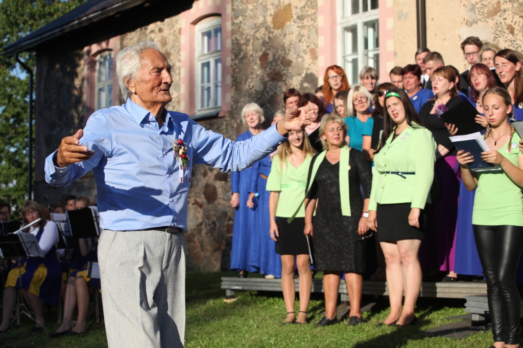 Gido Kokars atkal dod rokas mājienu kopkorim, un ieskanas viņa mīļākā kora dziesma “Jau ziediem rotātas pļavas”. 									 
Autors: Gatis Bogdanovs	