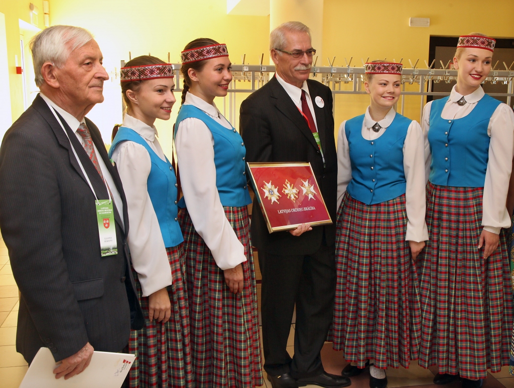 Ar Gulbenes novada valsts ģimnāzijas deju kopas “Rūsiņš” dejotājām labprāt fotografējās Latvijas Ordeņu brālības valdes priekšsēdētājs Juris Griķis (centrā) un salidojuma dalībnieks literatūrzinātnieks Ilgonis Bērsons.	
Autors: Gatis Bogdanovs