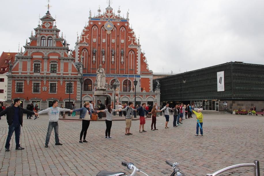 Āgenskalna Valsts ģimnāzijas skolēni nodarbībā „Mūsu Baltijas ceļš”.
Autors: Publicitātes foto