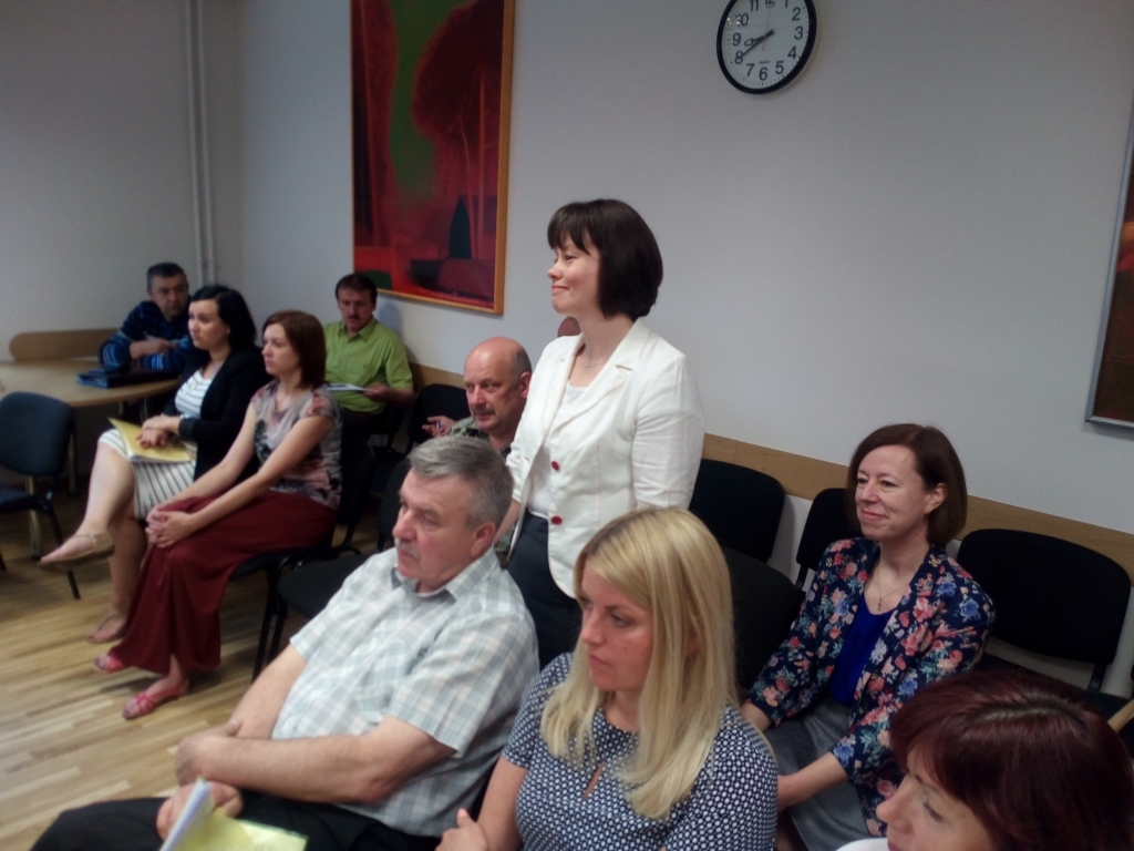 Izskatīs visus priekšlikumus. Pašvaldības veidotās komisijas uzdevums ir atrast piemērotas telpas jaunveidojamajai novada bāriņtiesai, kuras priekšsēdētāja ir Inga Dukure (stāv centrā). Viņa arī vadīs komisiju, kurai jāizvēlas telpas bāriņtiesai.		
Autors: vno 