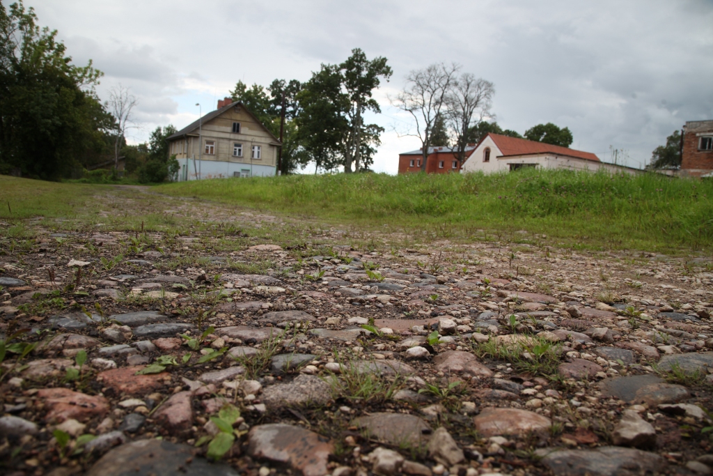 Klēts un Pils ielu Gulbenē savieno Vecgulbenes muižas vecais bruģakmens ceļš, šo ielu rekonstrukcijas gaitā paredzēts veco bruģi atjaunot. 	
Autors: Gatis Bogdanovs