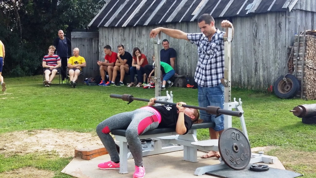Svaru stieņa spiešanā guļus (25 kg) sieviešu konkurencē nepārspēta izrādījās Marina Vīksniņa, kura veica 107 atkārtojuma reizes. 
Autors: no personiskā arhīva