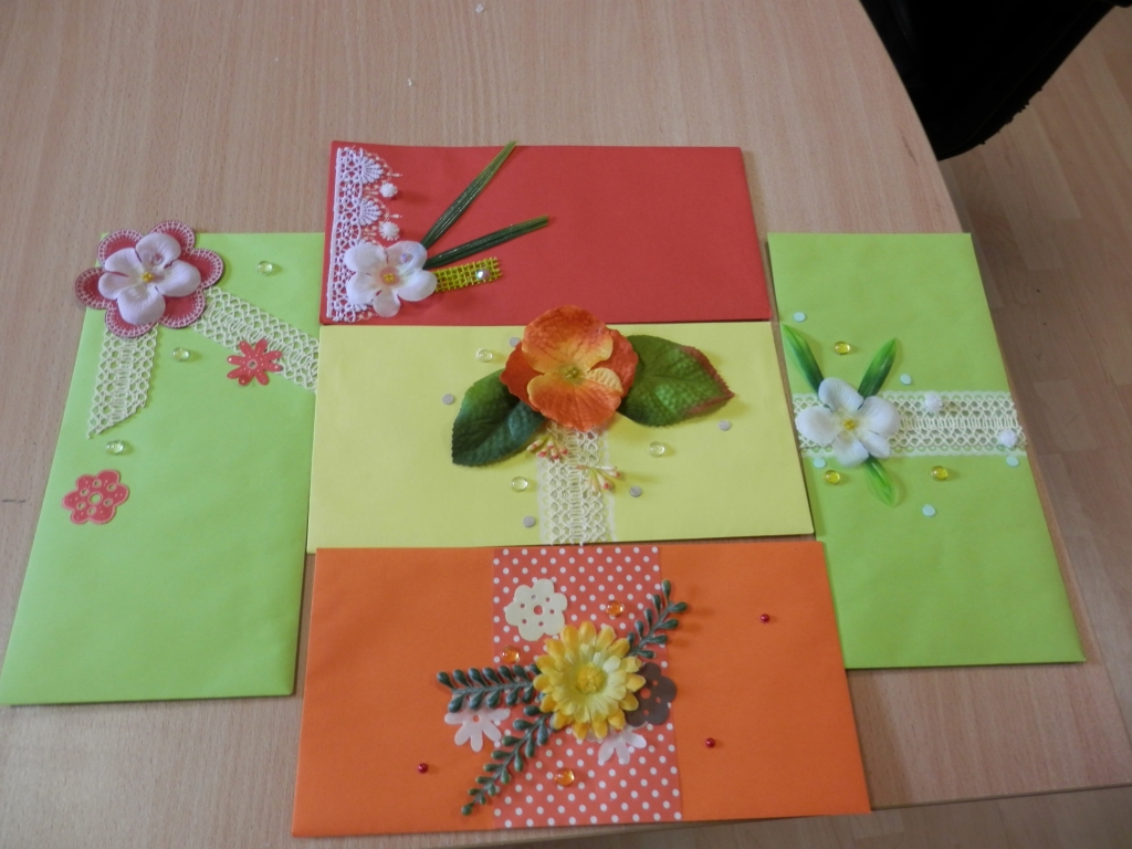 Festivāla pirmajā dienā interesenti varēs darboties trīs meistarklasēs. Vienā tiks ierādīti deju soļi, otrajā – skatuves meistarība, bet trešajā darbnīcā varēs apgūt apsveikumu gatavošanu. 
Autors:  no personiskā  arhīva