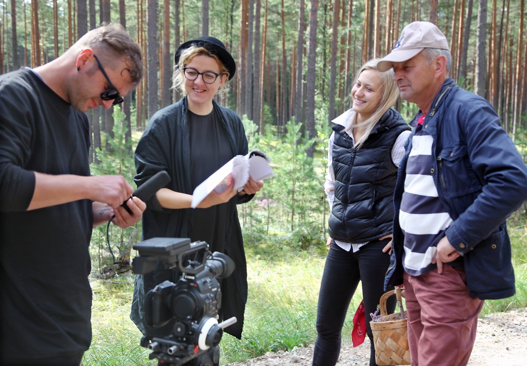 Jau rīt Latvijas Televīzijas 1.kanālā varēs vērot reklāmas klipu, kas ceturtdien tika filmēts Lejasciema pagastā ar lejasciemiešu atbalstu. Vēl tikai īss apspriedes brīdis un režisores Zanes Gargažinas (otrā no kreisās) norādes operatoram Mārtiņam Šalmim (no kreisās), stila un grima māksliniecei Marisai Vipulei. Aktieris Guntis Skrastiņš kā vienmēr ir gatavs visam. Filmēšana skaistajā un romantiskajā Lejasciema mežā var sākties.
Autors: Gatis Bogdanovs