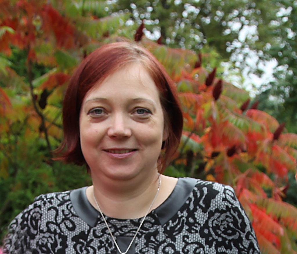 “Diemžēl arī Gulbenē ir sievietes, kas savā bērnībā vai turpmākajā dzīvē ir cietušas no dažāda veida vardarbības. Par to esmu pārliecinājusies arī savā psiholoģes praksē, tāpēc, lai liktu apzināties šīm sievietēm, ka viņas tādas nav vienīgās pasaulē, nolēmu veidot atbalsta grupu,” saka psiholoģe Evita Petručeņa. 	
Autors: no “Dzirksteles” arhīva