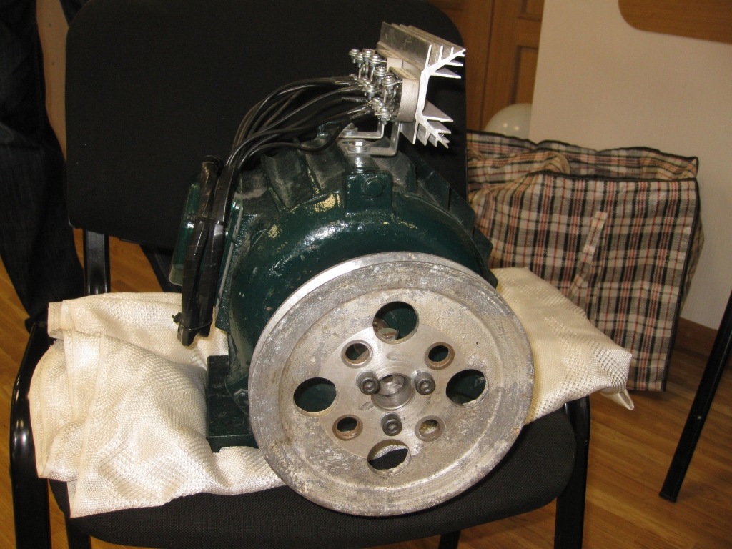 Deputāti vēro un filmē savos mobilajos tālruņos, kā racionalizatori Sergejs Šņigirovs (no kreisās) un Aleksandrs Puksts (arī priekšplānā) demonstrē darbībā S.Šņigirova pilnveidoto elektroģeneratoru. 
Autors: Diāna Odumiņa