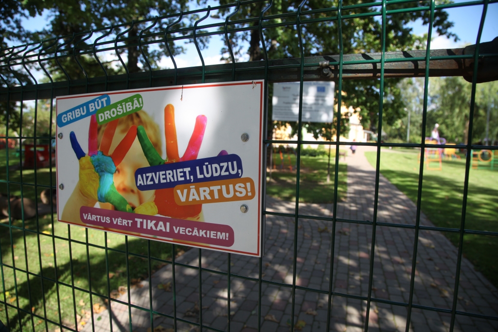 Gulbenes novada domes sēdē 25.augustā deputāti nobalsoja par minimālā bērnu skaita palielināšanu bērnudārzu grupās. Tas faktiski nozīmē nopietnas izmaiņas daudzos bērnudārzos.  
Autors: Gatis Bogdanovs