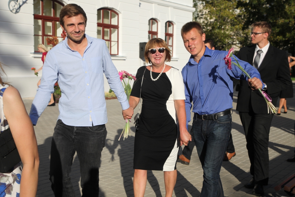 Veiksmes rituāla soļojums gar ģimnāzijas skudriņu: bijušais ģimnāzists Jānis Bošs (no kreisās), kurš tagad strādā uzņēmējdarbībā Rīgā, ģimnāzijas vēstures skolotāja Ilze Kalve, ģimnāzistu beigušais Dāvis Žuks, kurš pašlaik studē Latvijas Universitātē, un par jelgavnieku kļuvušais bijušais ģimnāzists Kristaps Kubuliņš. 	
Autors: Gatis Bogdanovs