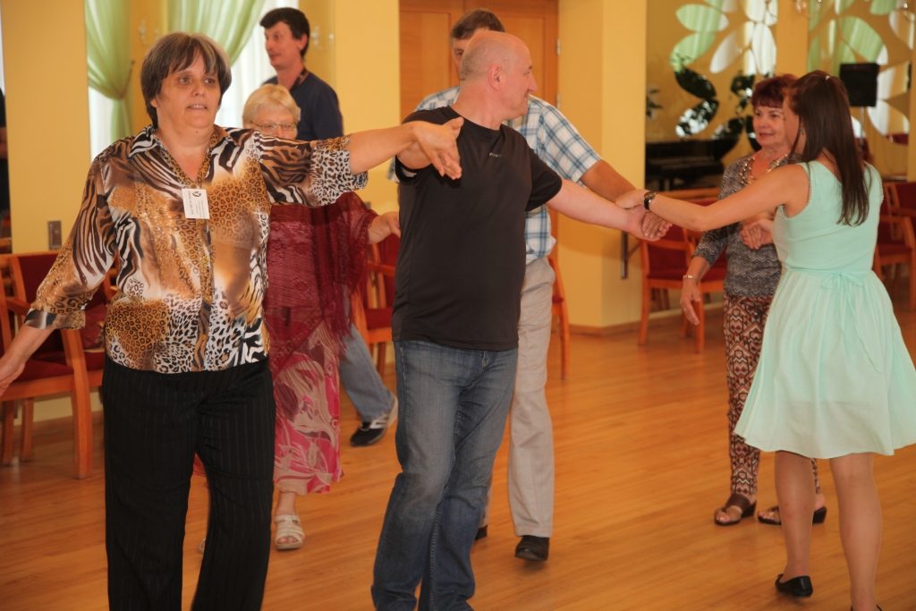 Deju radošajā darbnīcā starptautiskā festivāla dalībnieki  mācījās polonēzi. Daudzi bilda, ka šo prasmi rādīs arī tiem, kas palikuši mājās. 
Autors: Gatis Bogdanovs