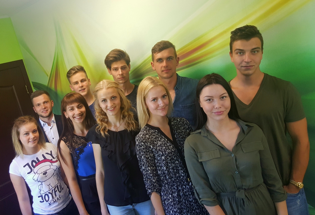 Kopā veidos šovu “Apkārt pasaulei”, kuru skatītāju vērtējumam nodos 5.novembrī. Viņi ir konkursa “Mis un Misters Gulbene 2016” finālisti: Sannija Laine Dzērve, Maija Smiltniece, Zane Caunīte, Anna Šakurova, Elīna Krišjāne, Valters Svetlovs, Rolands Neilands, Jānis Paass, Elvijs Ūdris un Ralfs Siliņš.
Autors: no personiskā albuma