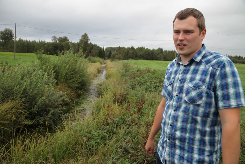 Vidzemes reģiona meliorācijas nodaļas Gulbenes sektora vadītājs Andis Steps rāda, kāda aizaugusi tagad izskatās Dzēsupīte, kas ir valsts nozīmes ūdensnoteka. 	
Autors: Gatis Bogdanovs