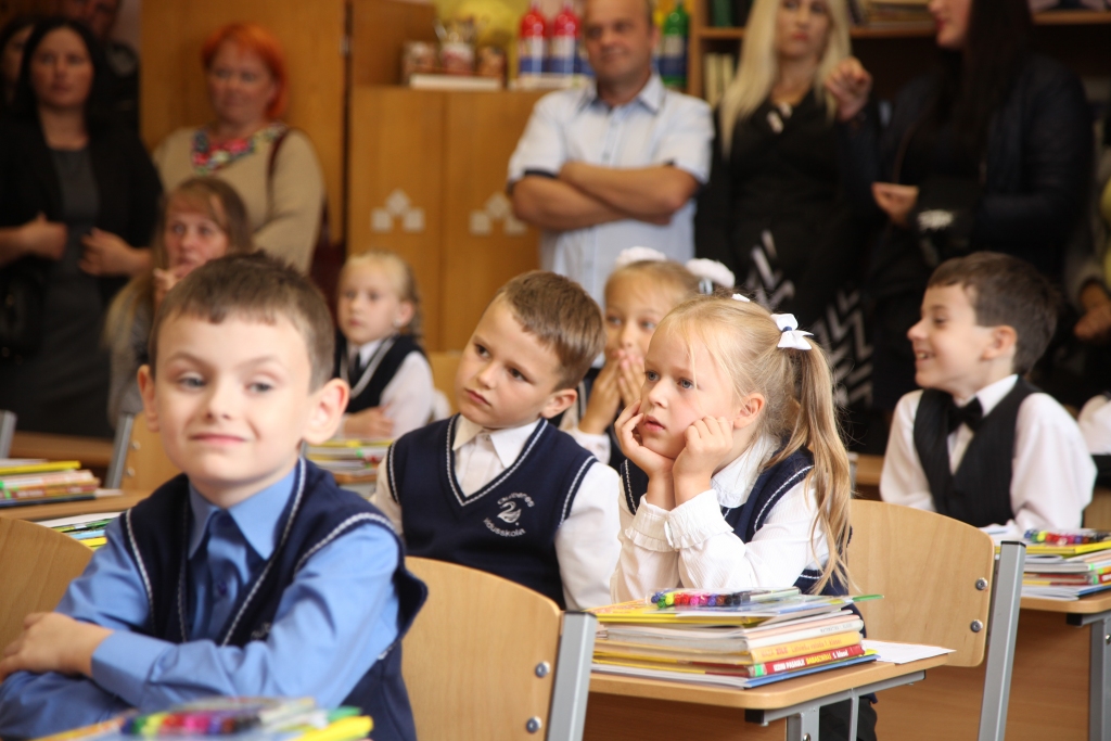 “Kāda tu būsi, mana pirmā skola?”, “Vai es visu spēšu apgūt?”, “Kādi būs mani klasesbiedri?”. Ir tik daudz jautājumu, ko, pirmo reizi apsēžoties skolas solā, gan klusībā, gan vēršoties pie saviem vecākiem un skolotājiem, uzdod pirmklasnieki, bet 1.septembris – Zinību diena – ir svētki 2145 mūsu novada skolēniem 	
Autors:  Gatis Bogdanovs 