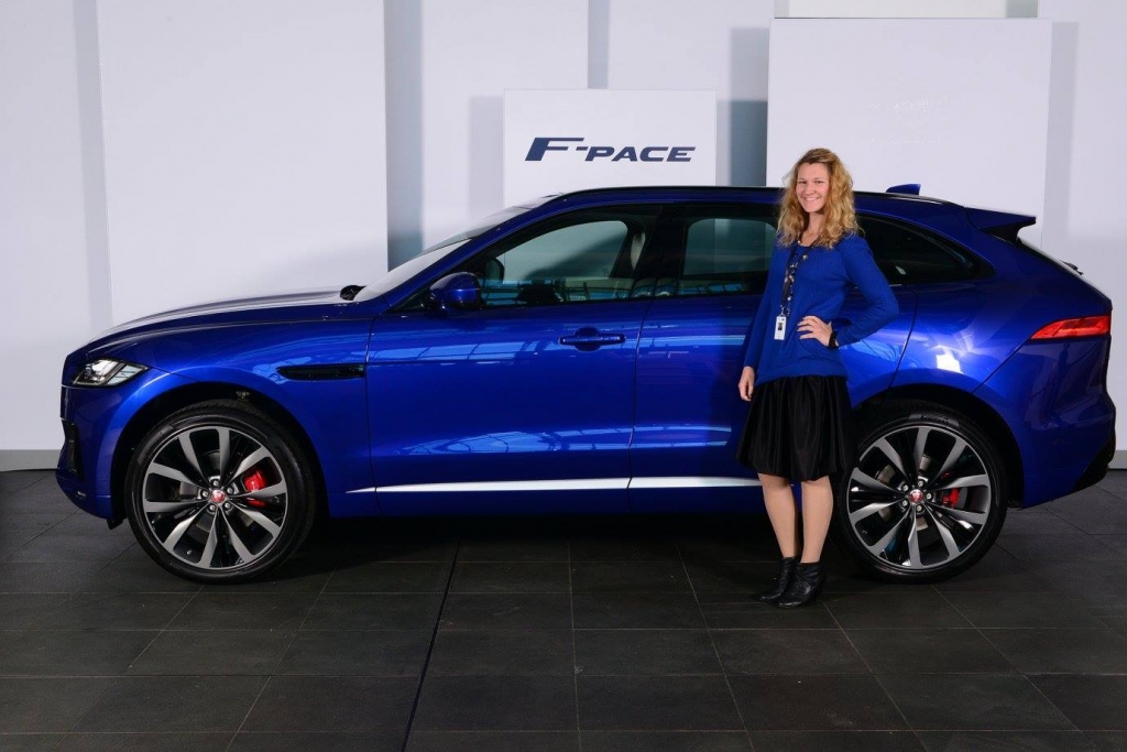 Darbavietā. Laila jau ir kompānijas “Jaguar Land Rover” inženiere. Te viņa pozē pie jaunās automašīnas “Jaguar F-Pace”.
Autors: no personiskā albuma