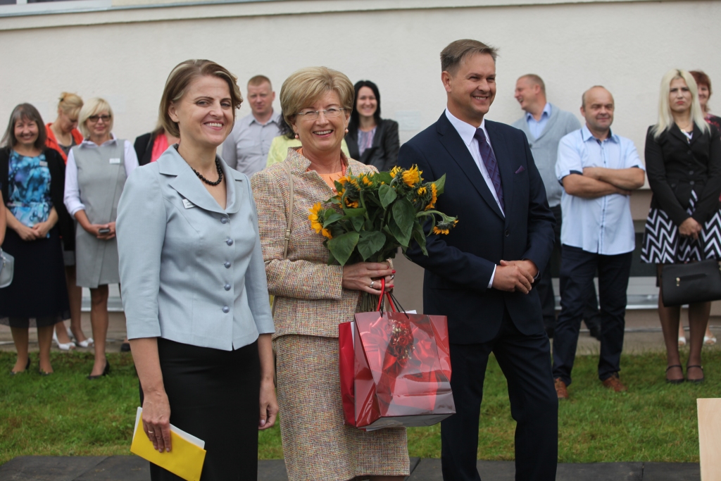 Sadarbība ar Gulbenes 2.vidusskolu novadniecei un 12.Saeimas deputātei Ingunai Sudrabai ir izveidojusies ciešāka nekā ar citām novada skolām. Vakar, sākoties jaunajam mācību gadam, viņa atkal bija šajā skolā un svinīgajā pasākumā stāvēja blakus direktorei Edītei Kanaviņai un novada domes deputātam Normundam Mazūram. 	
Autors: Gatis Bogdanovs