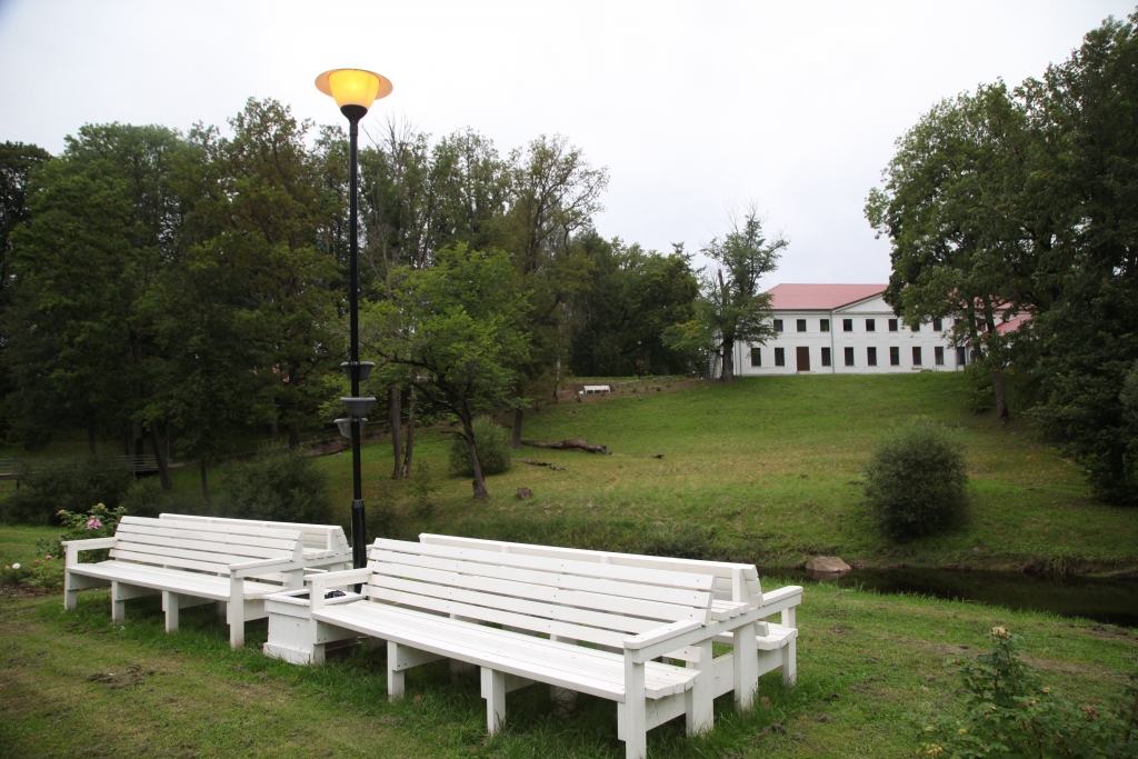 Litenes romantiskajā parka līcī Pededzes upes krastā ir tik patīkami atpūsties, sēžot uz baltajiem soliņiem un pie sevis dungojot visiem zināmos dziesmas vārdus “atceries Pededzes krastu, atceries liepceliņu.” 
Autors: Gatis Bogdanovs