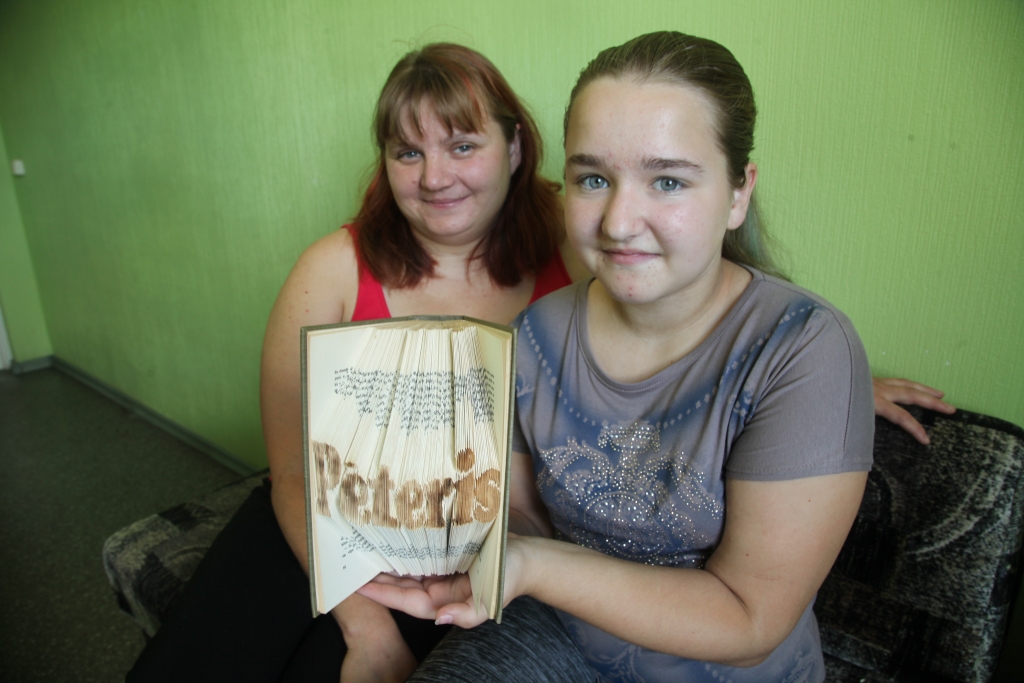 Ieva un Krista Zajančauskas atzīst – jo garāks vārds, jo biezāka grāmata ir vajadzīga. 
Autors: Gatis Bogdanovs