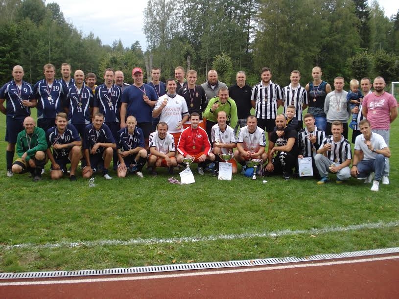 Godalgoto vietu ieguvējas komandas (no kreisās): 