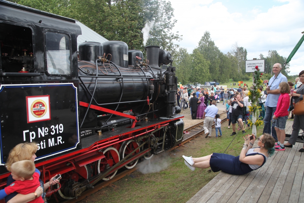 Gulbenes-Alūksnes šaursliežu bānīša 113.jubilejā visvairāk ciemiņu pulcējās Stāmerienas stacijā, jo tur notika arī galvenā svētku atklāšana. Starp pasākuma apmeklētājiem bija ne tikai Gulbenes novada ļaudis, bet arī viesi no kaimiņu novadiem un pat Latvijas otras malas. Kopā ar latviešu valodu skanēja arī poļu, angļu, krievu un vācu valoda. Kamēr tvaika lokomotīve “Ferdinands” Stāmerienas stacijā mazliet “atvilka elpu”, daudzi jubilejas pasākuma apmeklētāji steidza to fotografēt. 		
Autors: Gatis Bogdanovs