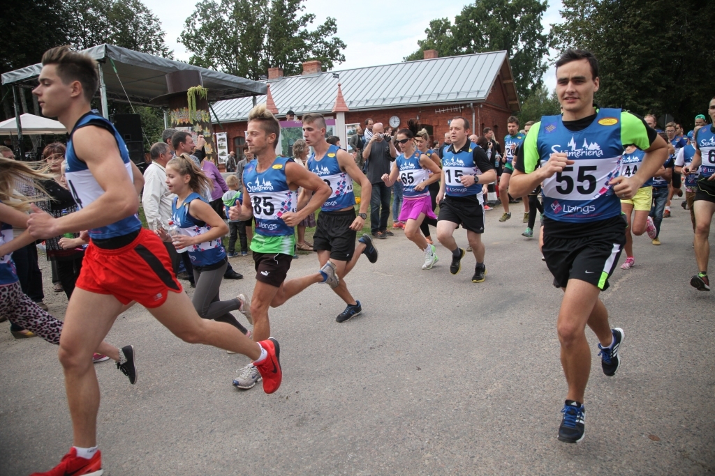 Skrējiens apkārt ezeram tradicionāli pulcē daudz skrējēju. 	
Autors: Gatis Bogdanovs
