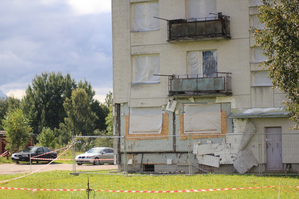 Tāda šobrīd izskatās sprādzienu pārcietusī daudzdzīvokļu māja Alūksnē. Stipri cietis viens cilvēks, kurš no Alūksnes slimnīcas pārvests uz apdegumu centru Rīgā.   	
Autors: Diāna Lozko