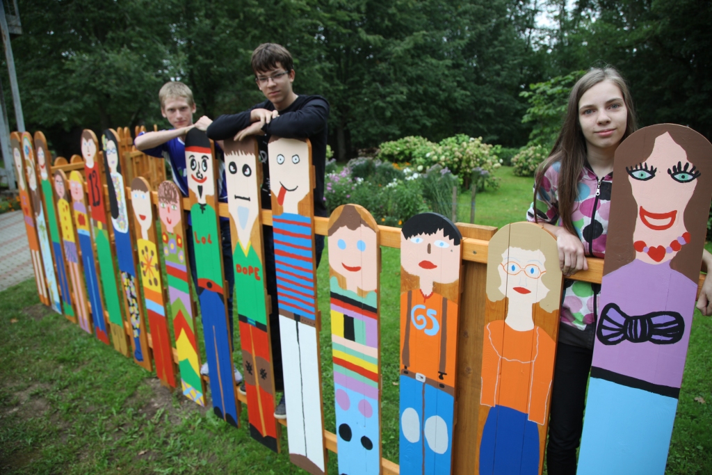 “Mēs pabeigsim šo skolu, dosimies mācīties citur, bet vienmēr gribēsies atnākt uz skolas pagalmu, jo te mūs gaidīs krāsainie zīmējumi,” saka Krišjāņa Valdemāra pamatskolas 9.klases audzēkņi Alise Baltaisbrence, Emīls Ozoliņš (no labās) un Jānis Jansons. 
Autors: Gatis Bogdanovs 