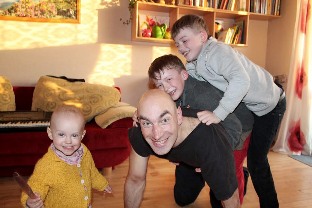 “Mums visiem kopā ir ļoti jautri, jo kopīgi izdomājam, kā izklaidēties,” saka tētis Ģirts Jogurs. 	
Autors: no ģimenes albuma 