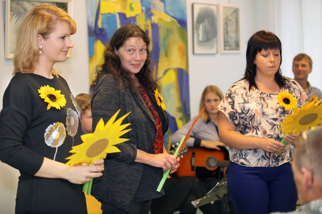 Par vasarīgi rudenīgām emocijām caur dzejas rindām klausītājus uzrunā novada literātes Agnese Līcīte (no kreisās), Evita Lūse un Ramona Ruņģe.
Autors: Gatis Bogdanovs 