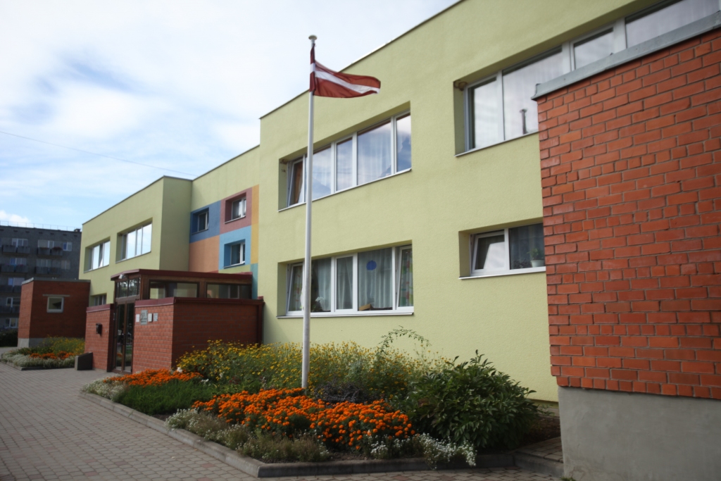 Lielākais audzēkņu skaits ir Gulbenes 3.pirmsskolas izglītības iestādē, kur 13 grupās ir 237 bērni. Visām skolotājām ir pilna darba laika slodze, par kuru viņas saņems 680 eiro lielu algu, stāsta vadītāja Vija Pušķe.  
Autors: Gatis Bogdanovs