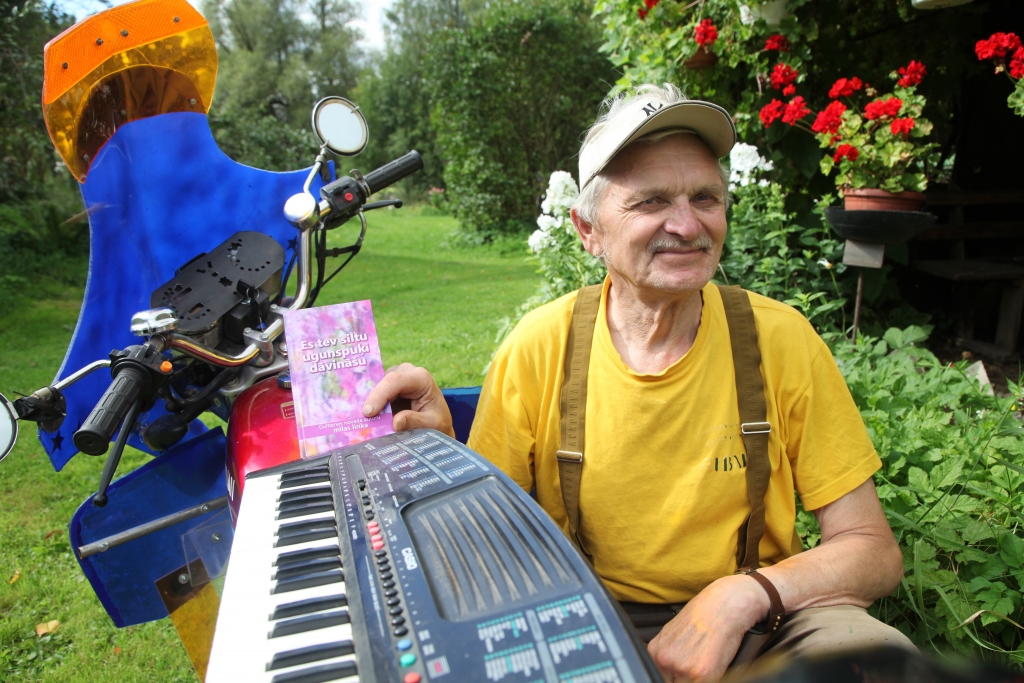 Vilis Grasis radošo dzirksti pārmantojis no vecākiem, tāpēc labprāt muzicē, raksta dzeju, veido mini gleznas, bet brīvajos brīžos dodas izbraukumos ar mopēdu. 	
Autors: Gatis Bogdanovs