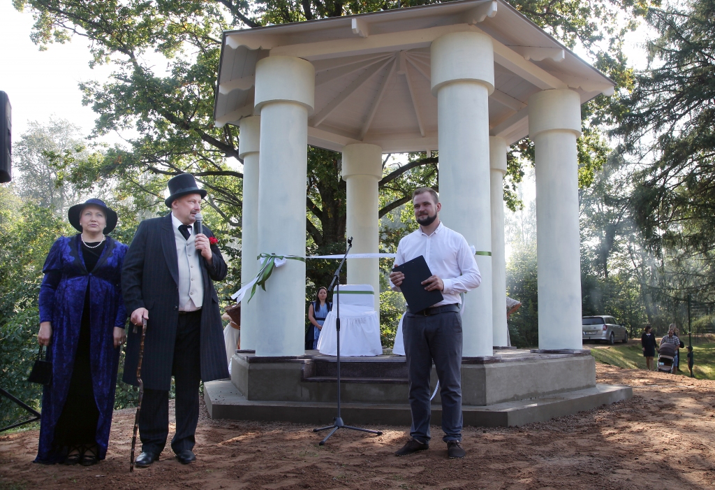 Atklājot tējas paviljonu, baroni Volfi jeb Daiga un Valdis Lapiņi pauda prieku, ka šis sapņu namiņš būs piemērota vieta jauno ģimeņu veidošanai. Viņi tāpat kā pasākuma vadītājs Edijs Frīdenbergs uzsver, ka namiņa gulbji ļaus piepildīt karstākās vēlēšanās. 
Autors: Gatis Bogdanovs