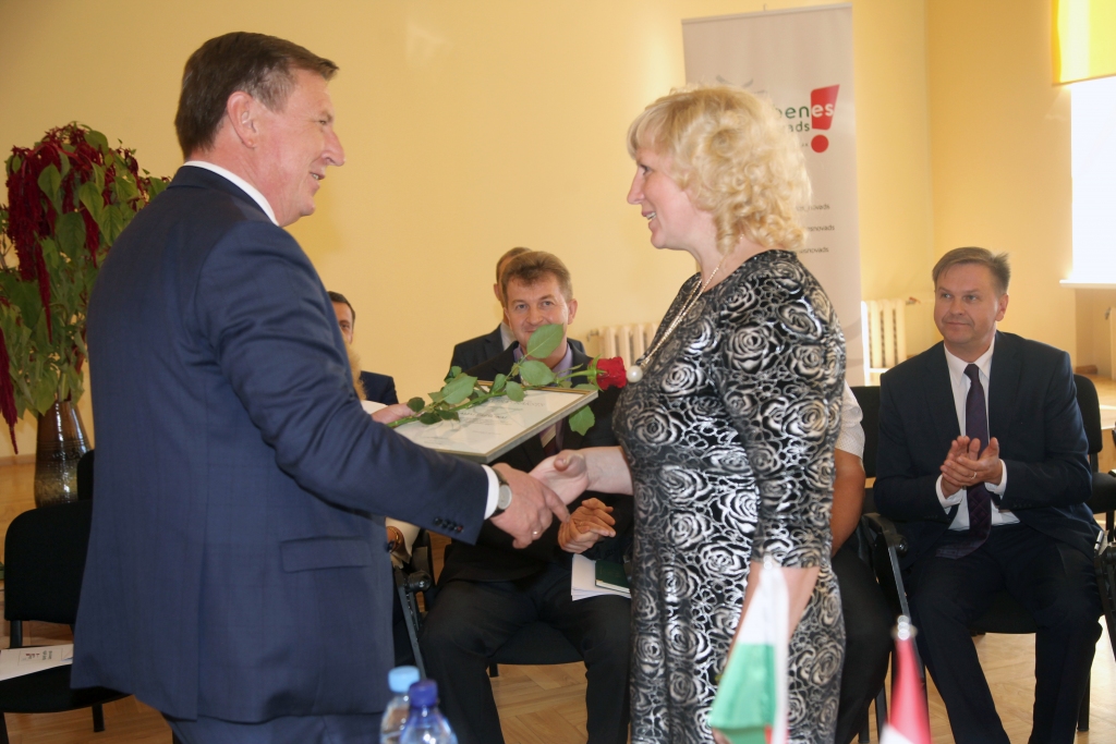 Ministru prezidents Māris Kučinskis pasniedz Pateicības rakstu Rankas pamatskolas skolotājai Aijai Krēsliņai par ieguldīto darbu, palīdzot ārzemēs dzīvojošajiem bērniem apgūt latviešu valodu, kā arī mācot viņiem latvisko dzīvesziņu vasaras nometnēs, kas tiek rīkotas Rankā. 
Autors: Gatis Bogdanovs