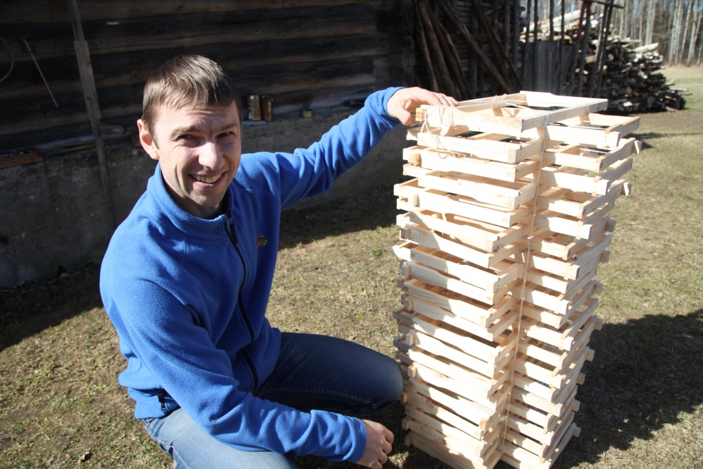 Beļavas pagasta saimniecības “Lukstiņi” biškopis Rolands Krevics mājup no izstādes “Riga Food” 2016” atgriezies ar jaunām idejām. Tās šobrīd atliktas uz nākotni, jo tagad sākusies pēdējā  bišu saimju ieziemošanas tūre. Jāpārlūko arī medus rāmju krājumi. 
Autors: no “Dzirksteles” arhīva