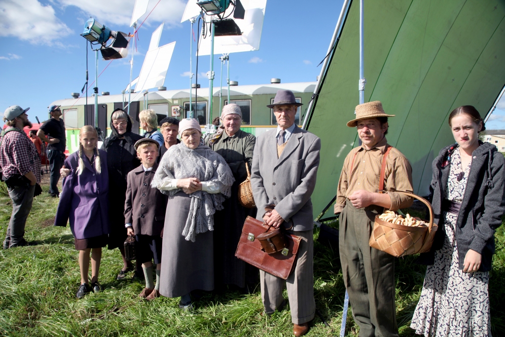 Topošās pilnmetrāžas spēlfilmā “Bille”, kas tiek veidota pēc rakstnieces Vizmas Belševicas darba “Bille” motīviem un tiks pirmo reizi izrādīta 2018.gadā par godu Latvijas simtgadei, sevi ieraudzīs arī divpadsmit masu skatu dalībnieki no Galgauskas un Gulbenes. Vakar Gulbenes dzelzceļa stacijā no agra rīta līdz vēlam vakaram strādāja filmu studijas “Deviņi” filmēšanas grupa. Trīsdesmitajiem gadiem pieskaņotā bānīša Gulbene-Alūksne vagonā tika filmēti skati no topošās filmas. 	
Autors: Gatis Bogdanovs