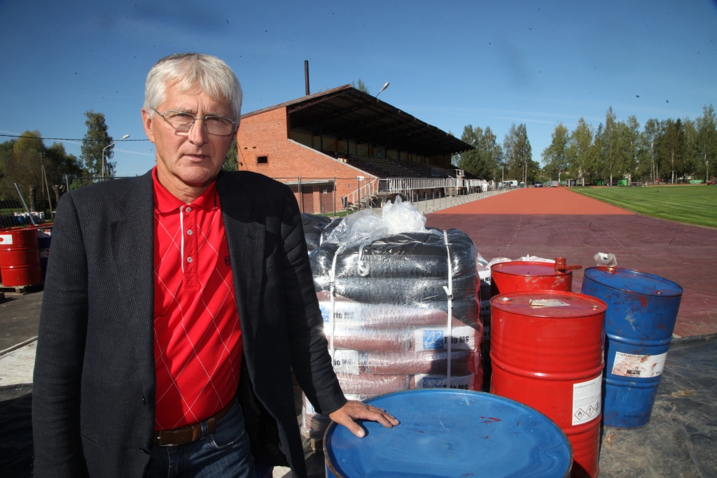 Gulbenes pilsētas stadiona direktors Ziedonis Lazdiņš ir pārliecināts, ka izdosies īstenot visas ieceres un stadionā no jauna tiks uzbūvētas tribīnes, būs plašāka zāle brīvās cīņas sporta veida piekritēju treniņiem, kā arī taps jauna slidotava, kur ledu arī pie nulles grādiem nodrošinās saldējamās iekārtas.
Autors: Gatis Bogdanovs