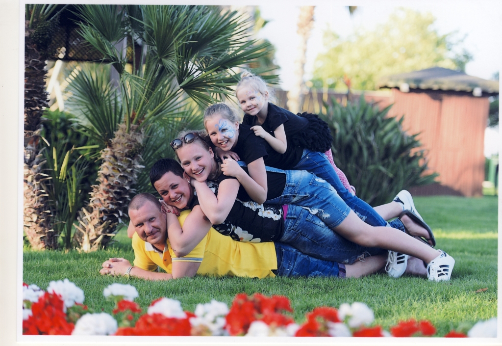 Kam šodien ir viegli? Tētim Gatim Rikveilim no Gulbenes iemūžināt šādu kadru noteikti nebija viegli, bet smaids sejā liecina, ka savu meiteņu dēļ viņš ir gatavs paciest visu. 	
Autors: no personiskā arhīva