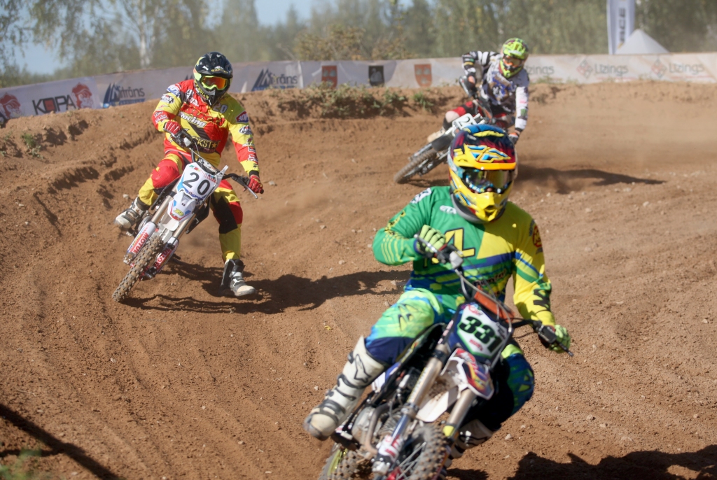 “Mini MX” klasē pie starta stājās divpadsmit dalībnieki, no kuriem mūsu Roberts Platais (nr. 20) kopvērtējumā izcīnīja ceturto vietu.
Autors: Gatis Bogdanovs