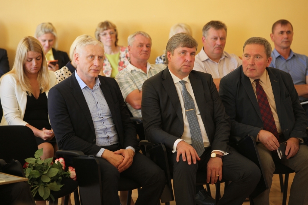 Kļuvis par LZS deputātu priekšnieku Gulbenes novadā! Andris Vējiņš (centrā) tagad ir šīs partijas nodaļas vadītājs un vienlaikus ierindas deputāts līdzās Normundam Audzišam un Gunāram Ciglim. 
Autors: no Dzirksteles arhīva