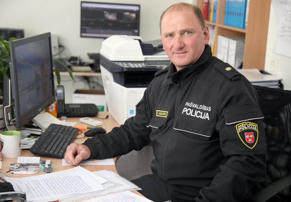 Ja pašvaldības policiju izsauc uz notikuma vietu, kur notiek kautiņš, un ja vien ir iespēja izbraukt uz turieni, tas noteikti tiek darīts. Tā apgalvo Gulbenes novada pašvaldības policijas vecākais inspektors Imants Kublačovs. Bet iedzīvotāji bezspēcīgi noskatās, ja uz ielas notiek kautiņš, un nezina, ko darīt. Tā bija arī aizvadītajos Pilsētas svētkos.  
Autors: Gatis Bogdanovs