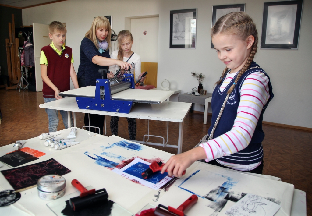 Kompozīcijas stunda Gulbenes mākslas skolā. Tajā 3.a klases audzēkņi mācās strādāt ar tikko iegādāto profesionālo grafikas spiedi.  
Autors: Gatis Bogdanovs