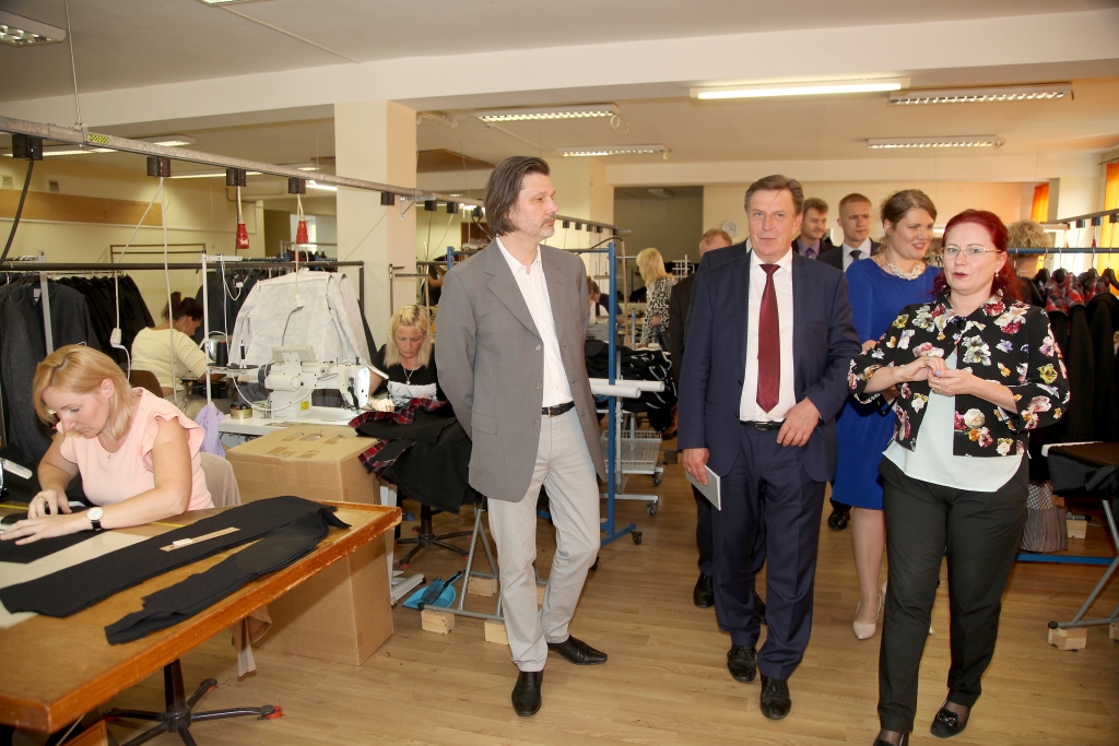 Šūšanas uzņēmuma SIA “Nemo” Gulbenes filiālē top apģērbi, kas tiek eksportēti galvenokārt uz Skandināviju, bet uzņēmuma valdes priekšsēdētāja un īpašniece Inga Zemdega- Grāpe atzīst, ka būtu vēlama lielāka sadarbība arī ar Latvijas dizaineriem.
Autors:  Gatis Bogdanovs