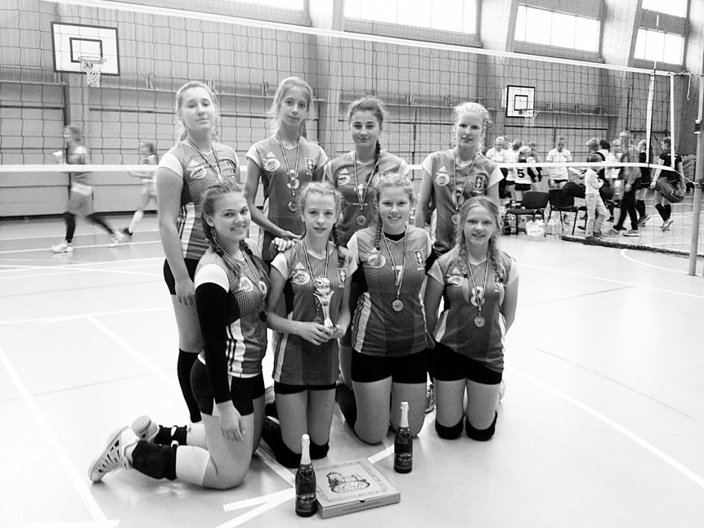 Ar bronzas godalgām no turnīra atgriezās jaunās U 17 Gulbenes volejbolistes. 	
Autors: no personiskā arhīva