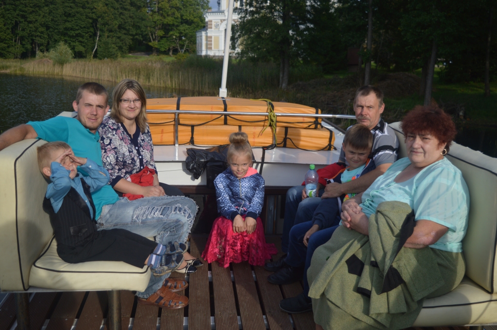 Aivars Saulītis ar ģimeni kopīgā atpūtas brīdī ar kuģīti vizinās pa Stāmerienas ezeru. Kopā ar viņu ir mamma Ludmila (no labās), mazdēls Aleksis, mazmeita Laura, meita Madara, znots Artūrs un mazdēls Toms. Fotogrāfijā nav meitas Kristīnes. 		
Autors: no personiskā albuma