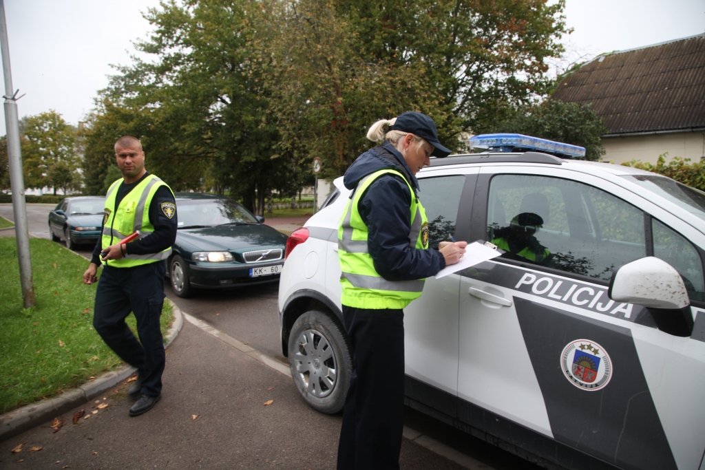 Policija ir aicināta ne tikai sodīt, bet arī atgādināt, ka ceļu satiksmē katram ir jāsargā sevi un jābūt atbildīgam arī par citiem! To kampaņas laikā demonstrēja Valsts policijas Gulbenes iecirkņa Kārtības policijas nodaļas inspektore Sandra Vasiļenko un iecirkņa policists Āris Korics. 
Autors: Gatis Bogdanovs