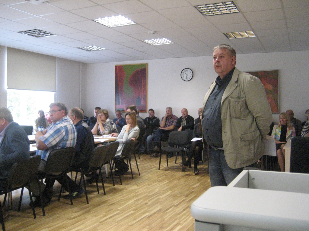 Tātad uzņemsieties atbildību, vadīsiet “Gulbenes namus” arī turpmāk? Uz šādu “Dzirksteles” jautājumu Ilgvars Kalmanis (priekšplānā) šonedēļ atbildēja: “Tad jau redzēs.” Laiks rādīs, vai, uzņemoties jaunas funkcijas, “Gulbenes nami” spēs veiksmīgi pastāvēt.  
Autors: Diāna Odumiņa 